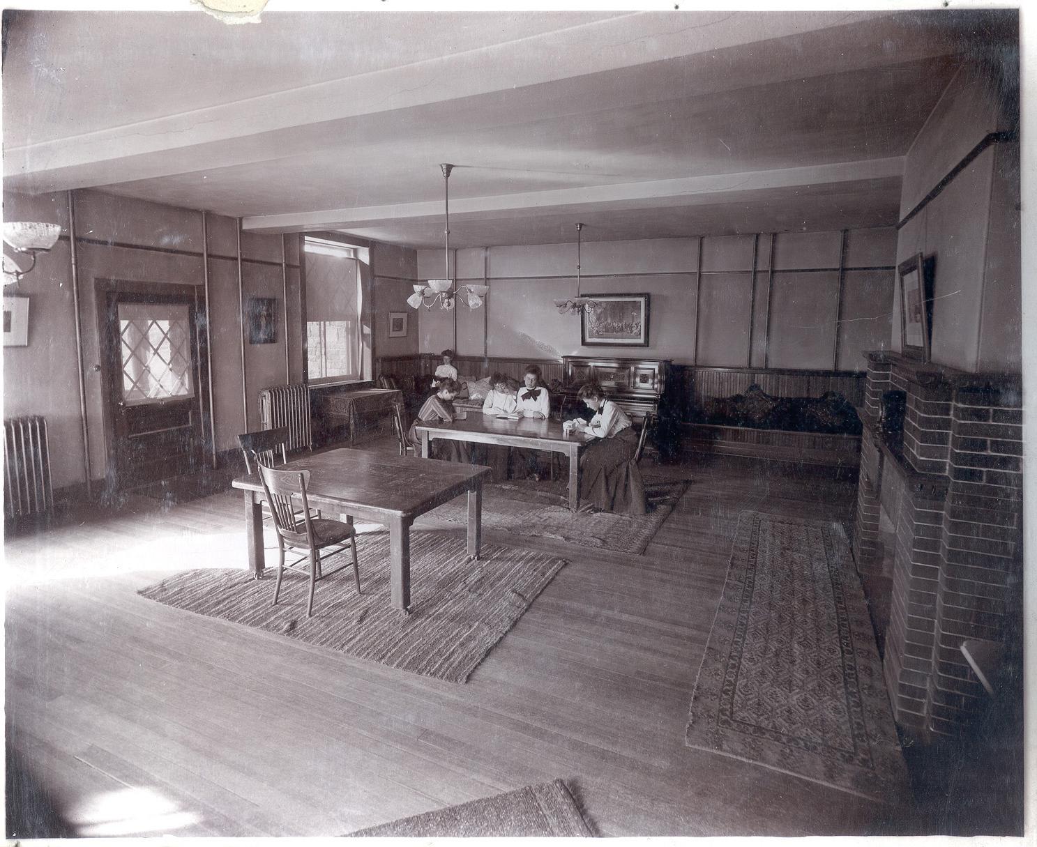 Ticknor大厅 Ground Floor South Entry Parlor 1904 <span class="cc-gallery-credit"></span>